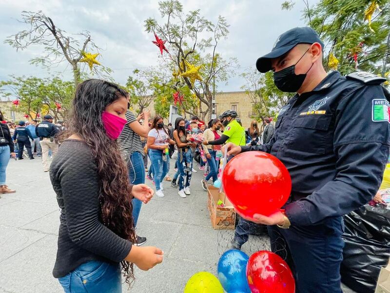 En Plaza de la Liberación se reunieron cientos de niños en espera de regalos.