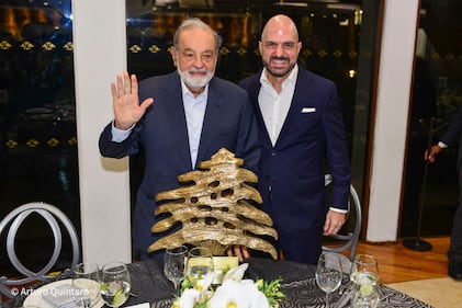 En un evento lleno de historia y reflexión, Carlos Slim, el hombre más rico de México, subió al estrado del auditorio del Centro Libanés para compartir una charla que cautivó a los presentes. Con nostalgia, Slim relató la travesía de su padre desde el Líbano y cómo, en palabras del magnate, "vino de luna de miel y nunca más se fue de México", echando raíces profundas en este país.