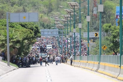 Manifestantes roban blindado y retienen a policías durante una jornada violenta en Chilpancingo.