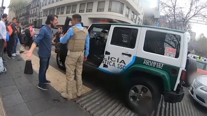 Policía agrede a peatón