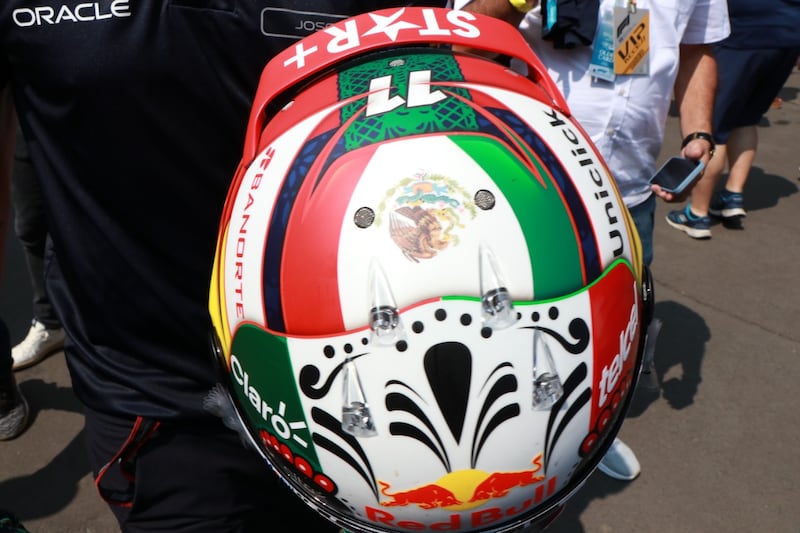 Así el casco de Checo Pérez