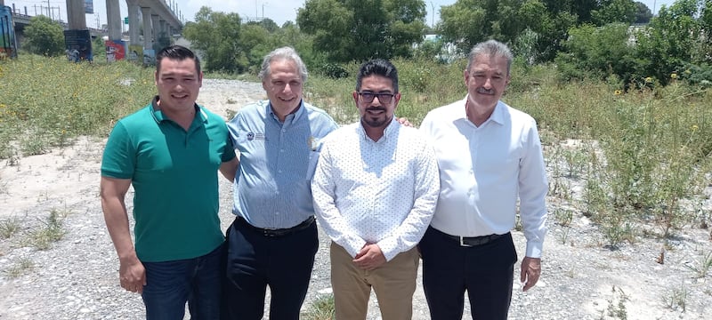 Los funcionarios dieron a conocer el proyecto en el lecho del río.