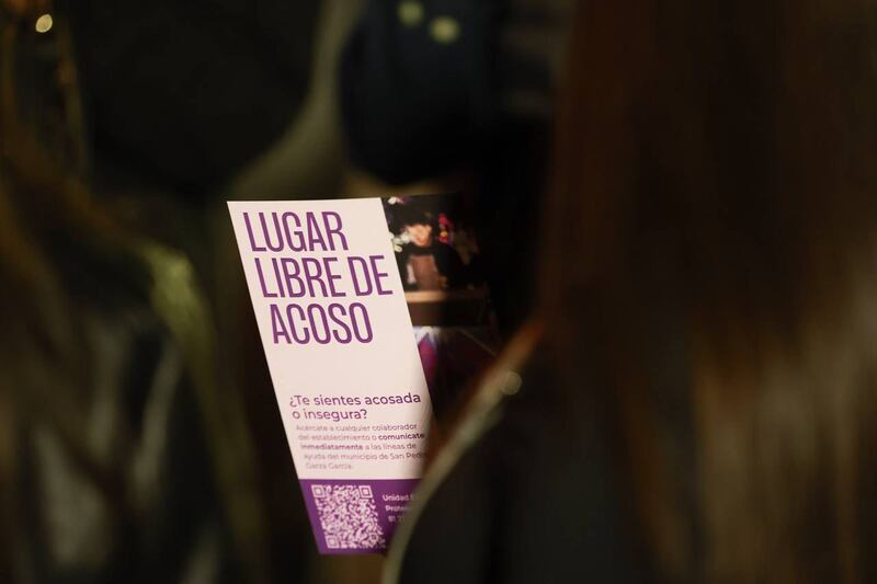 Las autoridades invitaron a los propietarios de negocios a colocar los números telefónicos 81 2127 2727 y 81 8988 2000 en el interior de sus establecimientos.