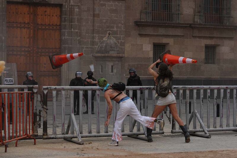 Visibilidad Trans, manifestantes se enfrentan con policías en Palacio Nacional