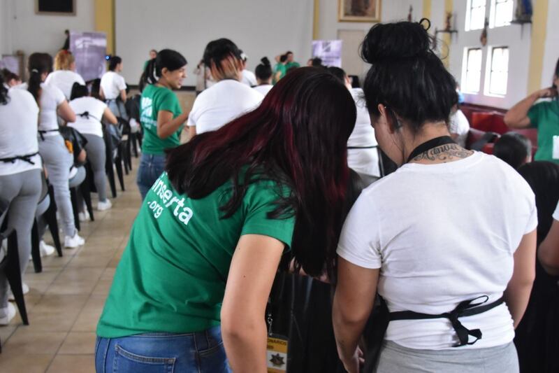 Las estudiantes de Estilismo e Imagen fueron las encargadas de cortar el cabello.