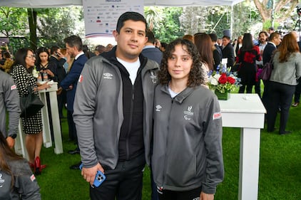 Con la cuenta regresiva en 15 días para el inicio de los Juegos Olímpicos París 2024, se celebró este jueves el Día Nacional de Francia en México. La ceremonia, que resaltó la amistad entre ambos países, contó con la presencia de Ana Gabriela Guevara Espinoza, directora de la CONADE. Este evento destaca la importancia del deporte como un puente entre culturas y refuerza la unión en el contexto olímpico, generando entusiasmo por la competencia que se avecina.