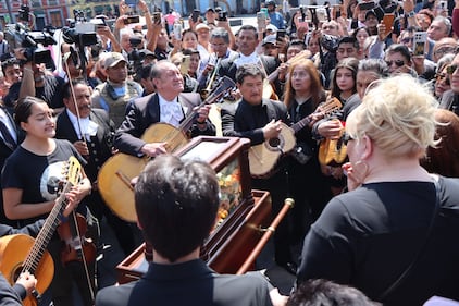 Paquita la del Barrio, una de las voces más emblemáticas en México, falleció el pasado 17 de febrero a los 77 años , dejando un gran vacío en la industria como parte de su legado musical, mismo que está siendo honrado este 21 de febrero a través de distintos puntos de la Ciudad de México, en donde asistieron no solo familiares, sino también colegas y fanáticos que despidieron a la emblemática cantante.