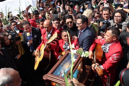 Paquita la del Barrio, una de las voces más emblemáticas en México, falleció el pasado 17 de febrero a los 77 años , dejando un gran vacío en la industria como parte de su legado musical, mismo que está siendo honrado este 21 de febrero a través de distintos puntos de la Ciudad de México, en donde asistieron no solo familiares, sino también colegas y fanáticos que despidieron a la emblemática cantante.