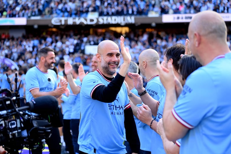 Con la invasión del campo, el City celebra un nuevo título de liga