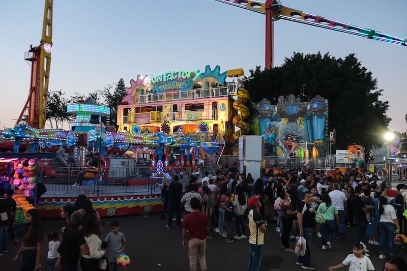 La Canica Azul es una de las principales atracciones de las Fiestas de Octubre, Este espacio se distingue por su capacidad para reunir a miles de personas en un ambiente festivo,