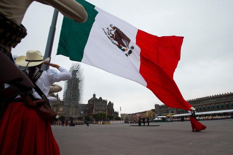 Desfile cívico militar por el 112 Aniversario de la Revolución Mexicana en Plaza de la Constitución.