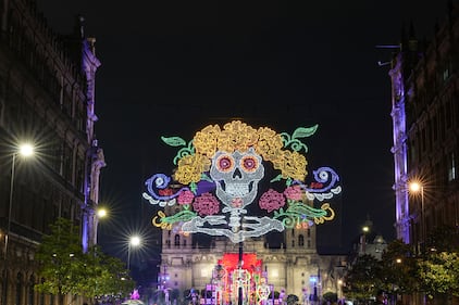 Ofrenda monumental de Día de Muertos embellece el zócalo de la CDMX