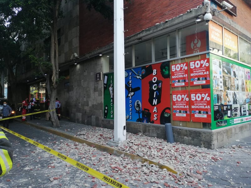 Bomberos realizarán peritajes para determinar si el edificio presenta algún tipo de daño estructural.