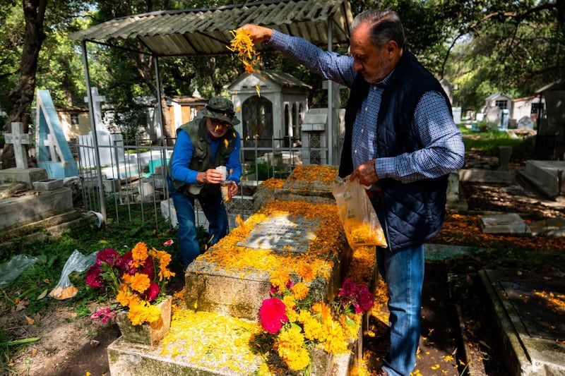 Familias acuden al Panteón Civil de Dolores por Día de Muertos