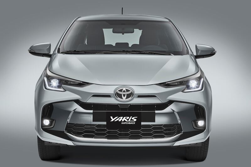 Toyota Yaris Hatchback 2023 en gris