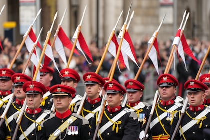 Más de 300 mil personas esperaron durante horas para presentar sus respetos ante el féretro de roble de Su Majestad.