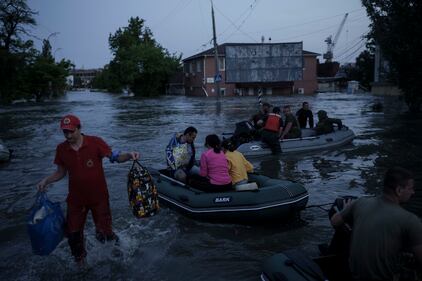 Destrucción de presa en ucrania pone en peligro la vida de miles de civiles.