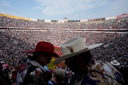 Con lleno total se reanudaron las actividades de la Fiesta Brava en la Monumental Plaza de Toros México.