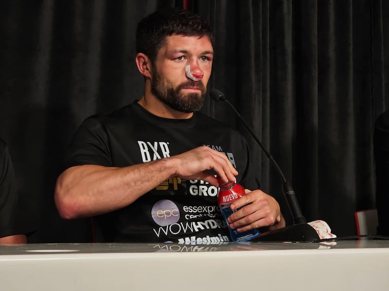 Canelo Álvarez y John Ryder en conferencia de prensa