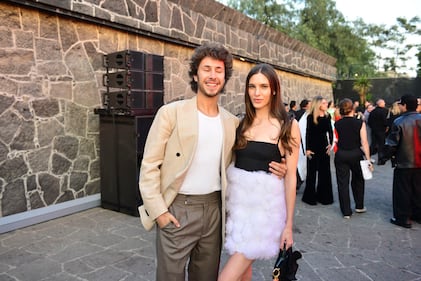 El Museo Anahuacalli de la Ciudad de México, con su arquitectura imponente y conexión con el arte, fue el escenario perfecto para la presentación de la colección Carolina Herrera Resort 2025, a cargo de su director creativo, Wes Gordon.

El desfile, considerado uno de los eventos de moda más relevantes del año en México, atrajo a celebridades, figuras del entretenimiento y la moda, quienes disfrutaron de una velada que fusionó el diseño contemporáneo con la esencia de la cultura mexicana.

La colección, llena de colores vibrantes, estampados florales y siluetas sofisticadas, celebró la femineidad moderna con un guiño a la tradición. El entorno único del Anahuacalli, concebido por Diego Rivera como un homenaje a las culturas prehispánicas, amplificó la narrativa artística de la marca, convirtiendo cada look en una obra de arte en movimiento.

Este evento reafirma la posición de México como epicentro de creatividad y un destino clave en el panorama de la moda global.