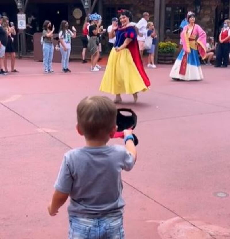 Video niño saludando a princesas de Disney que es viral en TikTok