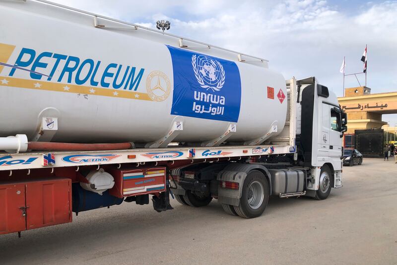 Un camión egipcio que transporta combustible a la Franja de Gaza espera para cruzar el paso fronterizo de Rafah entre la Franja de Gaza y Egipto, en Rafah, Egipto, miércoles 22 de noviembre de 2023. (Foto AP)