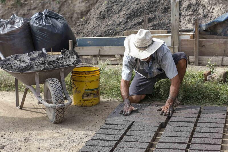 El apoyo incluye que los constructores ya no usen ladrillos generados con prácticas nocivas, sino ladrillos que cumplan con las normas ambientales.