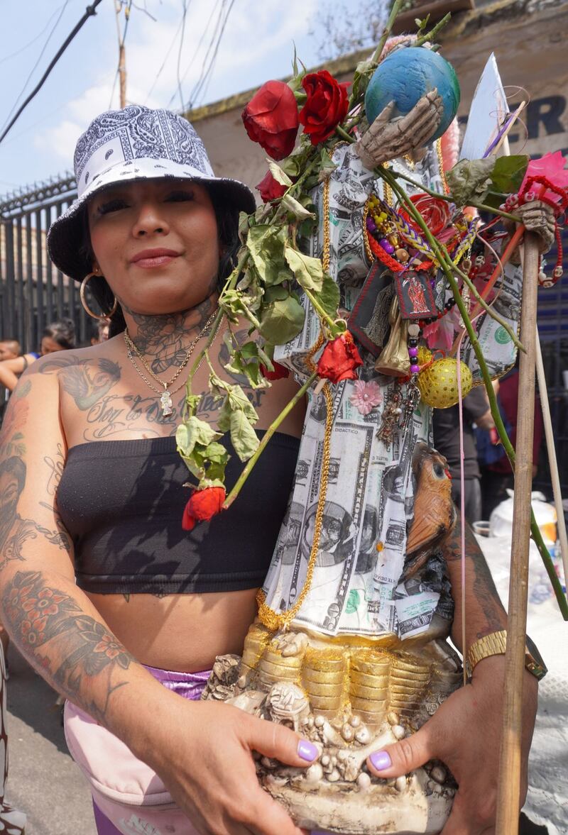 Cientos de personas se congregaron para celebrar a la Santa Muerte en su altar de Alfareria Tepito.