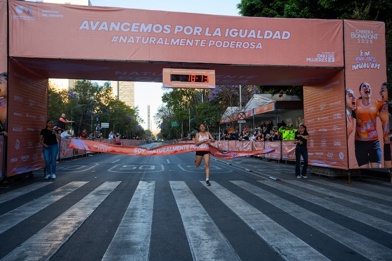 La 21ª edición de la Carrera Bonafont reunió a miles de mujeres en un recorrido de 5 km por la CDMX, impulsadas por el lema #KilómetrosQueNosMueven y un fuerte mensaje de igualdad y superación personal.