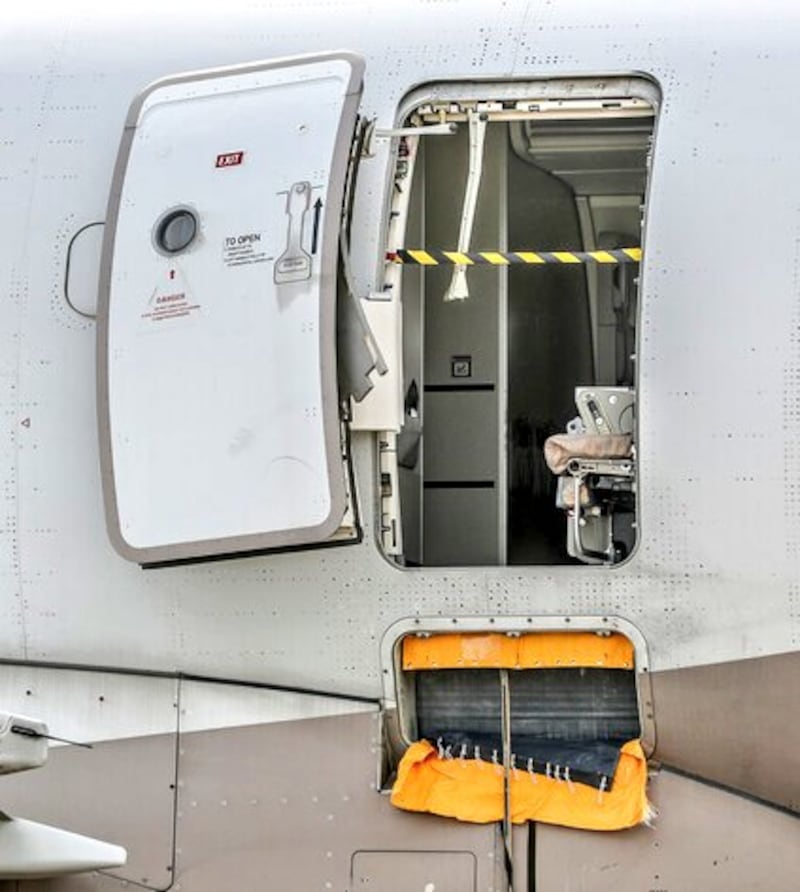 Así quedó la puerta del avión que un pasajero abrió antes de aterrizar