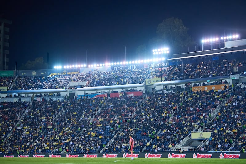 La clausura del estadio Ciudad de los Deportes también afectó a miles de aficionados.