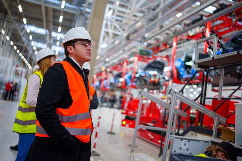 El gobernador conoció la forma en la que opera la gigafactory en Berlín.