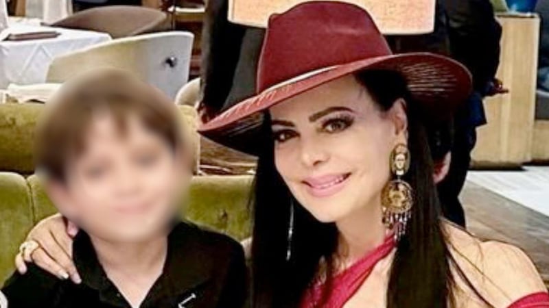 La cantante Maribel Guardia encontró en su casa a su nuera con un hombre borracho en calzones.