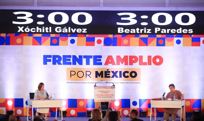 Xóchitl Gálvez y Beatriz Paredes, aspirantes a la candidatura presidencial por el Frente Amplio Por México durante su participación en el Tercer Foro Regional.