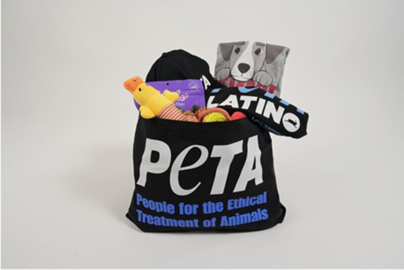 PETA Latino envió juguetes y premios para los perros de García y Rodríguez.