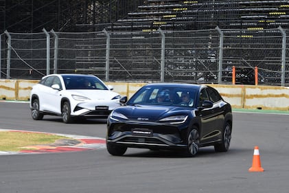 Pasión por la tecnología y la velocidad se vivió en el Autódromo Hermanos Rodríguez, donde se presentó el automóvil capaz de saltar y girar sobre su eje.