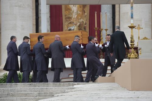 Restos mortales del papa emérito, Benedicto XVI, ya reposan en las grutas vaticanas