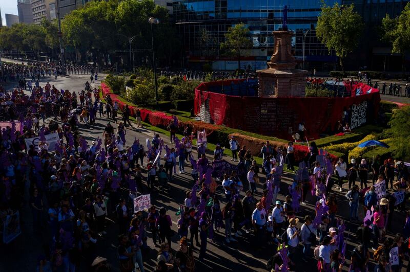 Mujeres marchan por la CDMX en el marco del Día Internacional de la Eliminación de la Violencia Contra la Mujer.