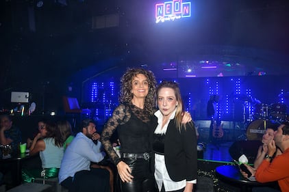 La espera terminó, ‘Neón Discoteque’ abrió sus puertas para transportar al público a una experiencia retro llena de nostalgia, en compañía de música de la década de los 70’s, 80’s y 90’s.