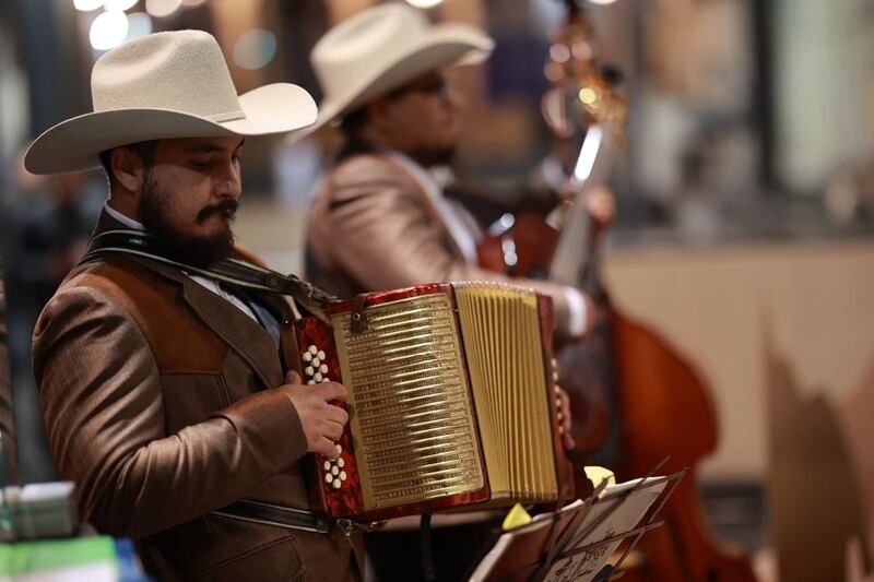 No podía faltar la música norteña con todo y acordeón.