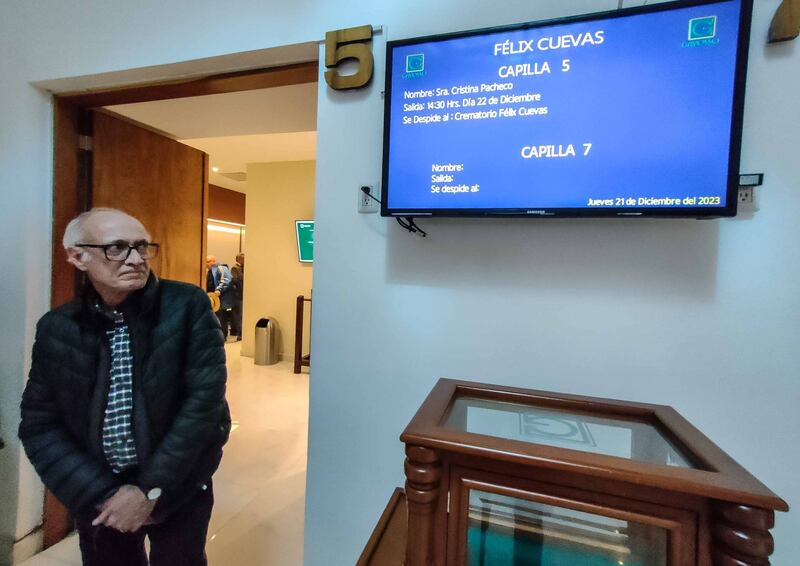 Con guardia de honor despiden a icónica periodista Cristina Pacheco