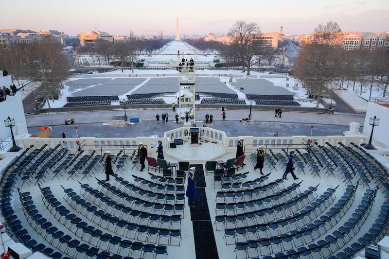 Los trabajos para alistar la ceremonia se aceleran a pesar del frío en la capital de Estados Unidos