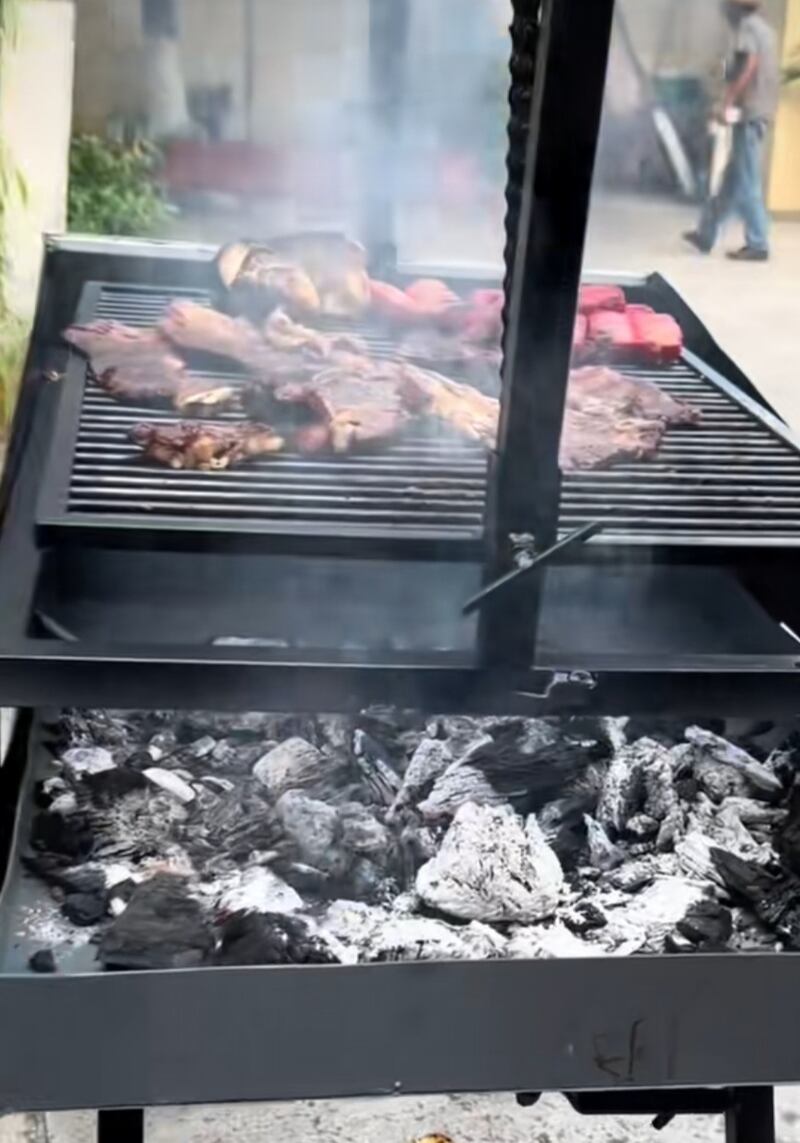 Una carnita asada con cebolla y salchichas... platillo ideal para el fin de semana.