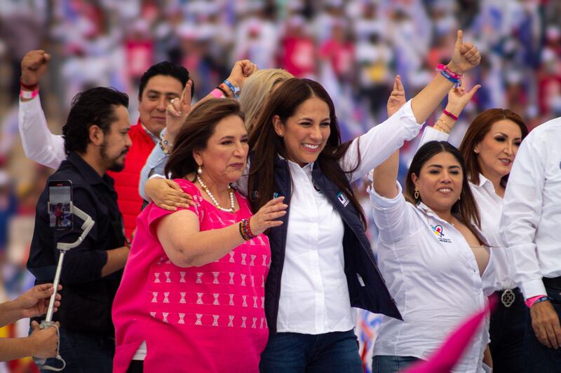 Xóchitl Gálvez y Libia Denisse de la coalición Fuerza y Corazón por México.