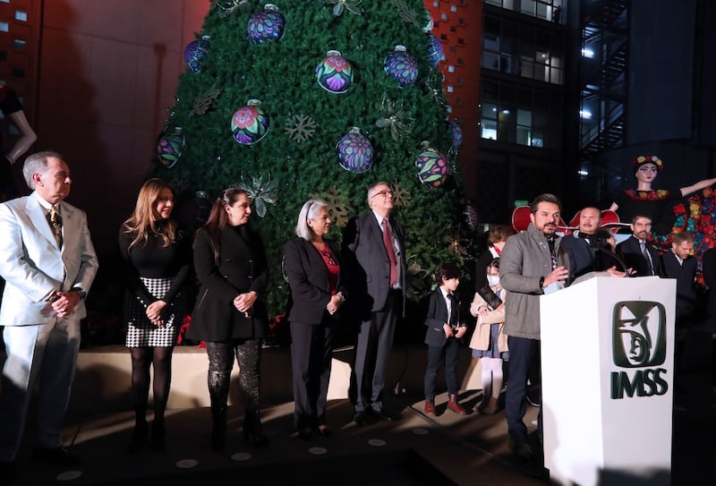 IMSS enciende árbol navideño