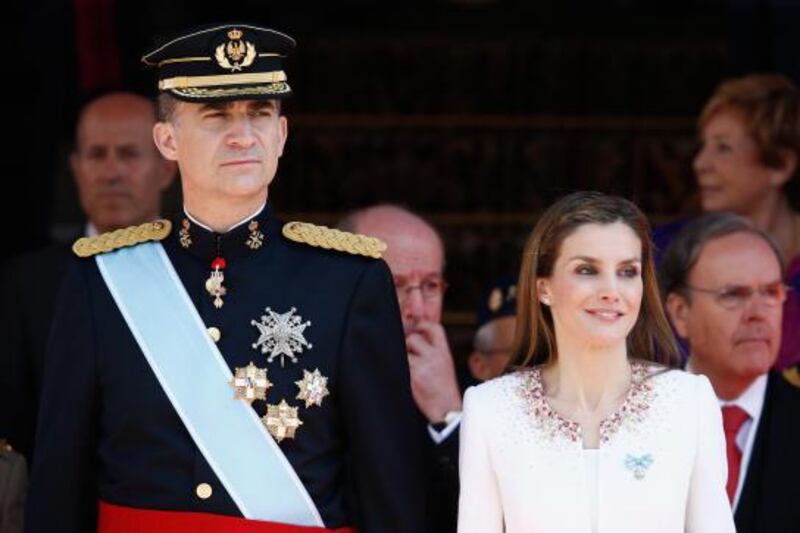 De nuevo Letizia optó por un traje blanco en un día como la subida al trono de su esposo Felipe