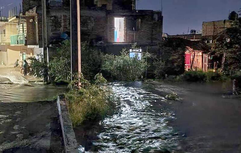 Durante toda la noche vecinos estuvieron trabajando para sacar de nuevo el lodo en sus viviendas.