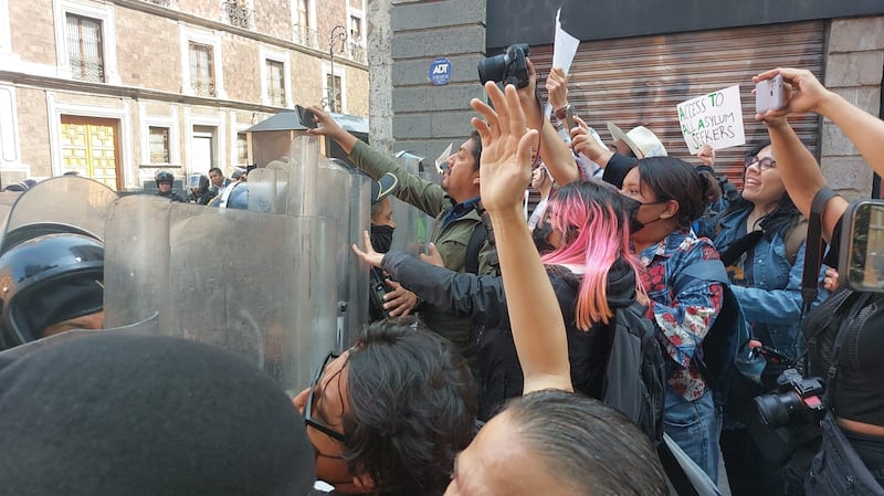 Manifestantes en favor de Julian Assange son agredidos.