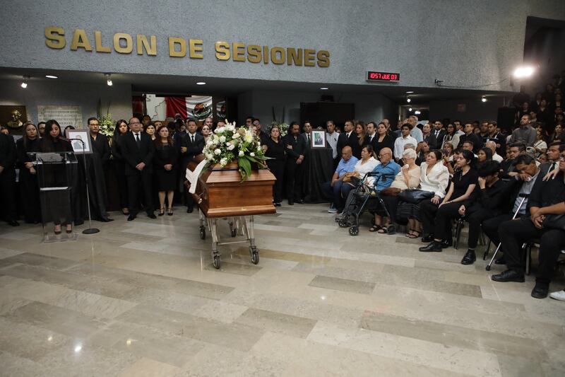 Unas 200 personas acudieron a darle el último adiós a Flores Suárez.