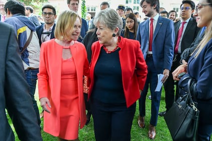 Con la cuenta regresiva en 15 días para el inicio de los Juegos Olímpicos París 2024, se celebró este jueves el Día Nacional de Francia en México. La ceremonia, que resaltó la amistad entre ambos países, contó con la presencia de Ana Gabriela Guevara Espinoza, directora de la CONADE. Este evento destaca la importancia del deporte como un puente entre culturas y refuerza la unión en el contexto olímpico, generando entusiasmo por la competencia que se avecina.